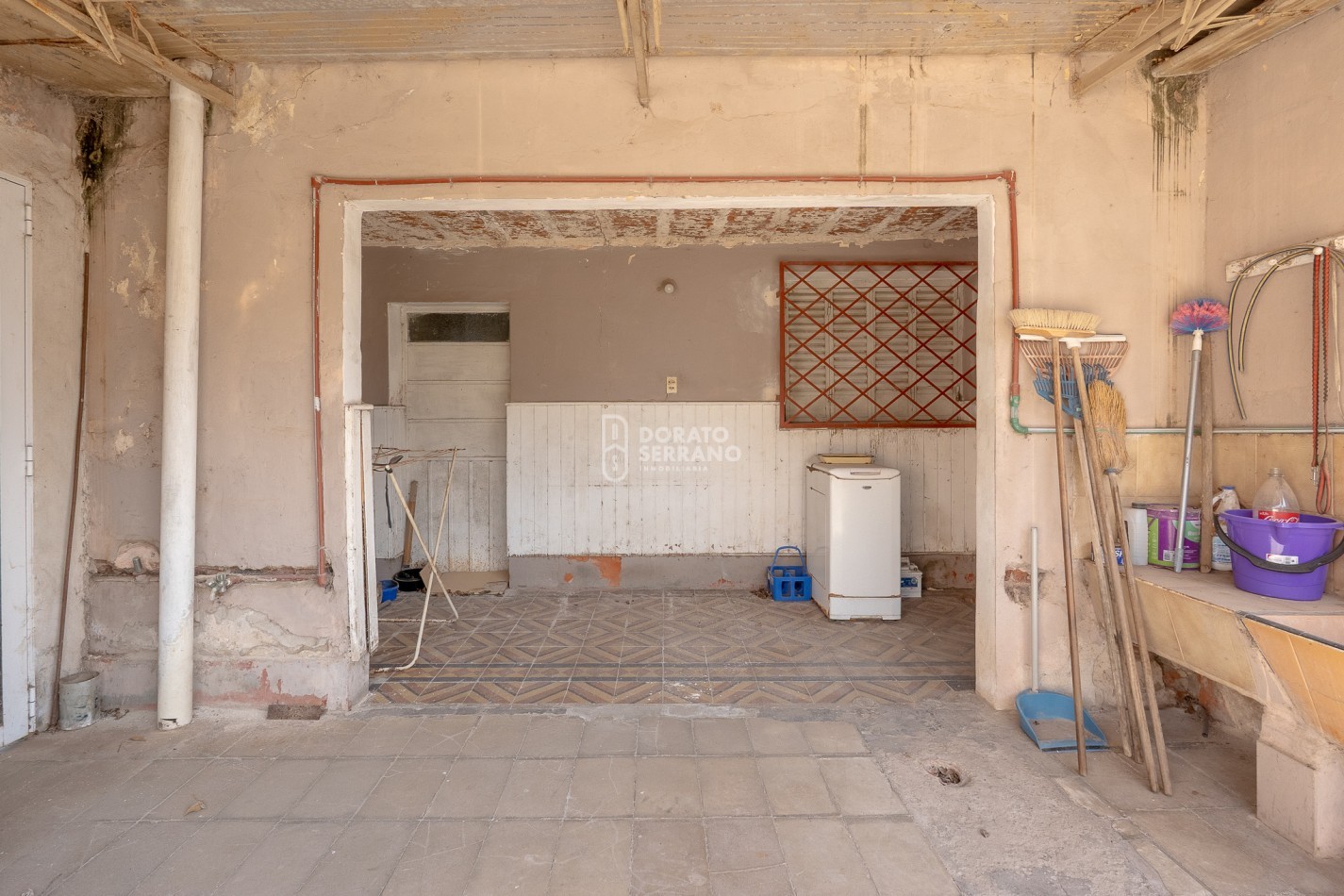 CASA EN ESQUINA! TODOS LOS SERVICIOS!