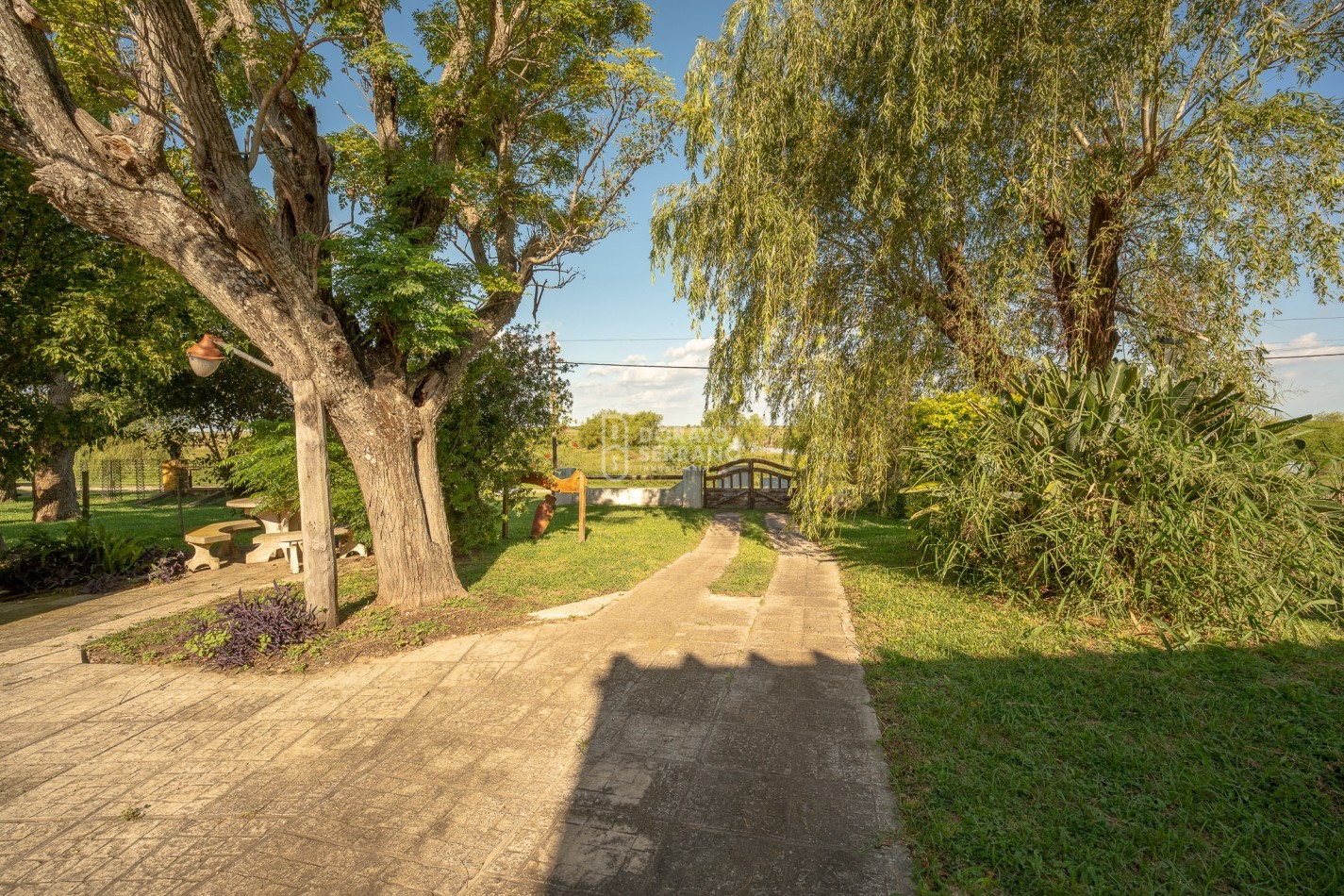 CASA EN EL RIO! GRANDIOSA! BARRIO BASUALDO!