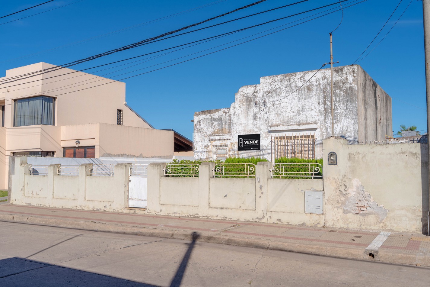 LOTE IDEAL 15X30 - A PASOS DE 20 DE JUNIO! + CASA A RECICLAR O DEMOLER.