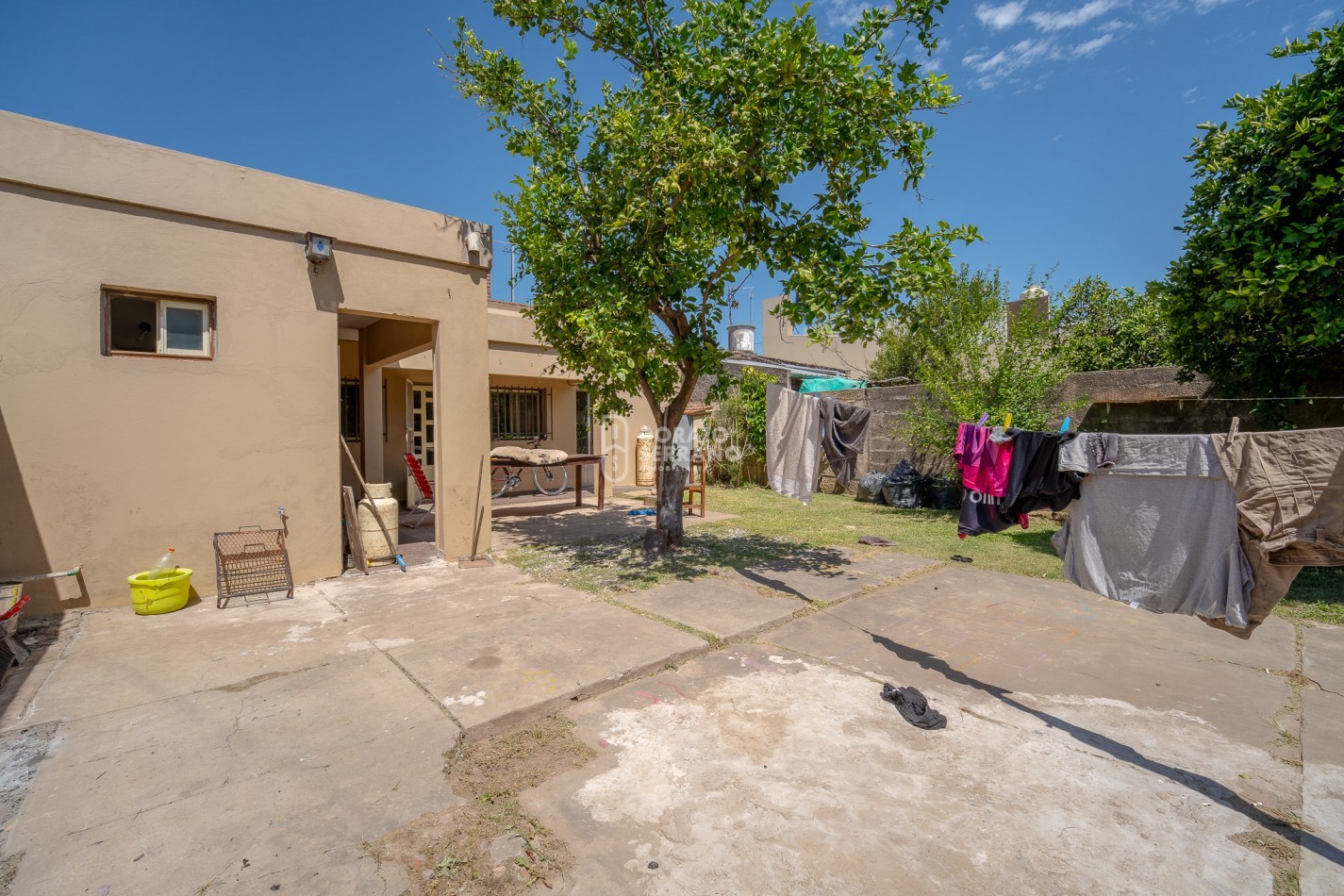BONITA & LISTA PARA HABITAR! EN ESQUINA!