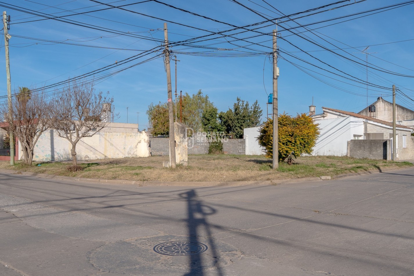 LOTE EN ESQUINA. Todos los servicios!