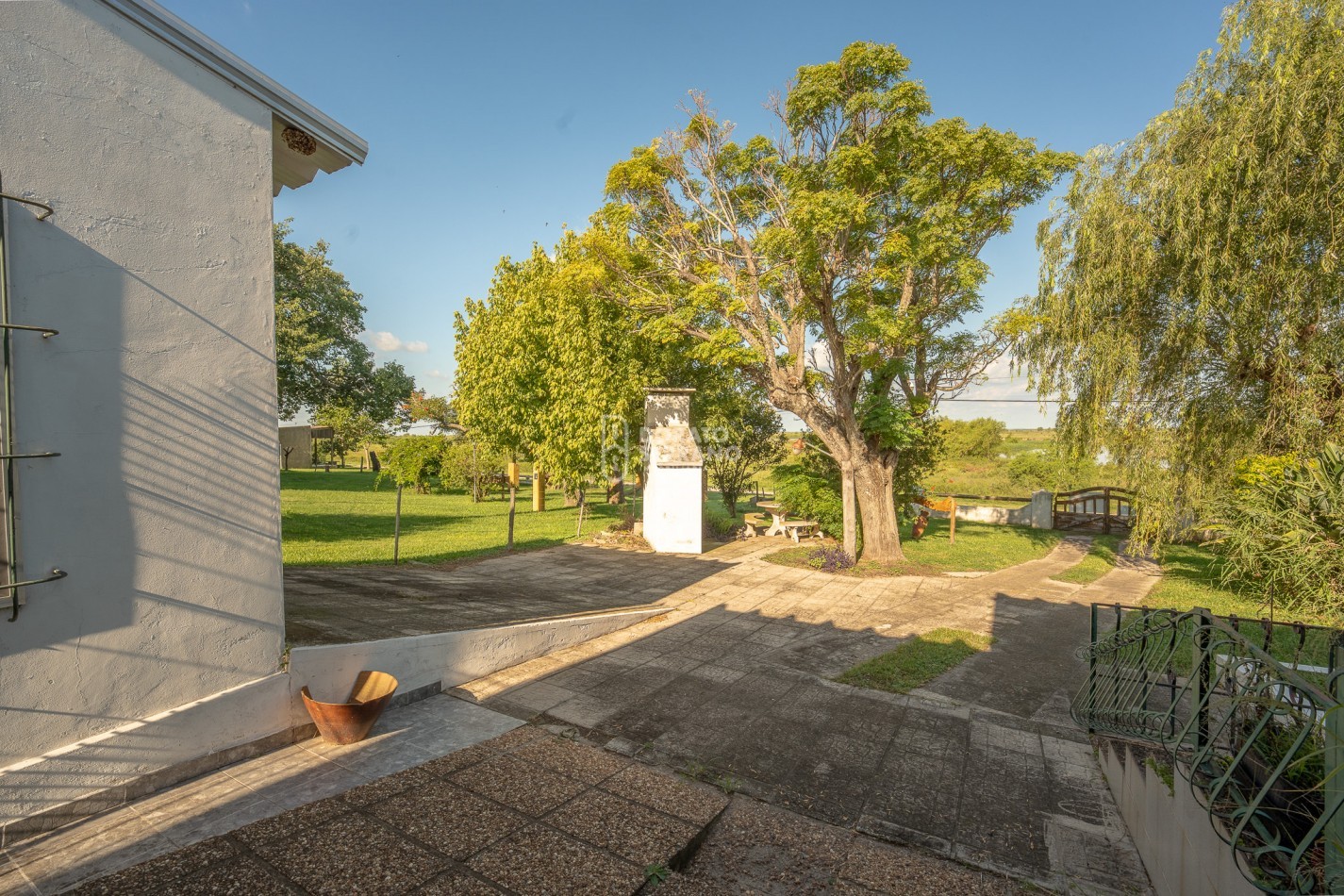 CASA EN EL RIO! GRANDIOSA! BARRIO BASUALDO!