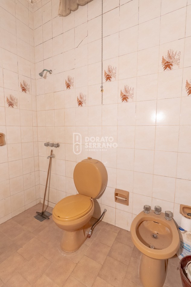 CASA A RECICLAR + GALPON NUEVO!