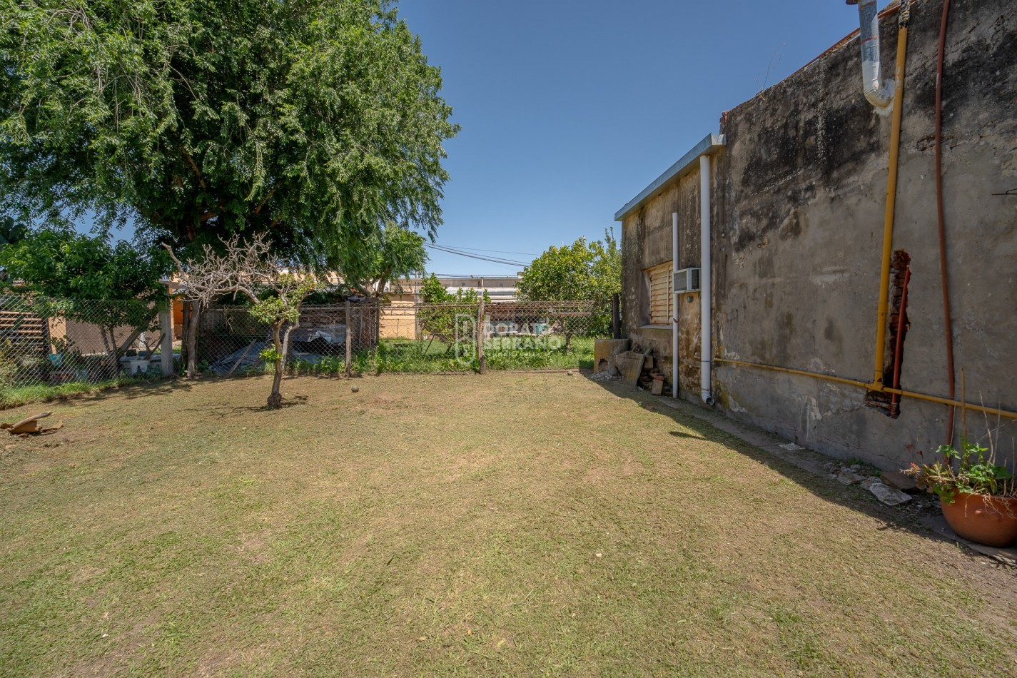 LOTE EN BARRIO FLORIDA! TODOS LOS SERVICIOS - PLUS EDIFICADO A DEMOLER O RECICLAR. 