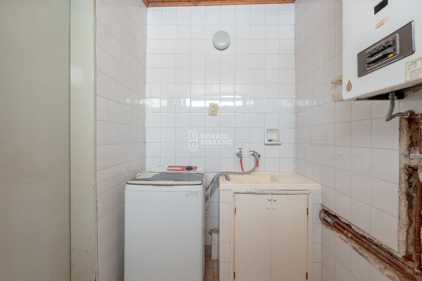 CASA + LOCAL SOBRE AVENIDA! 14 MTS. DE FRENTE!