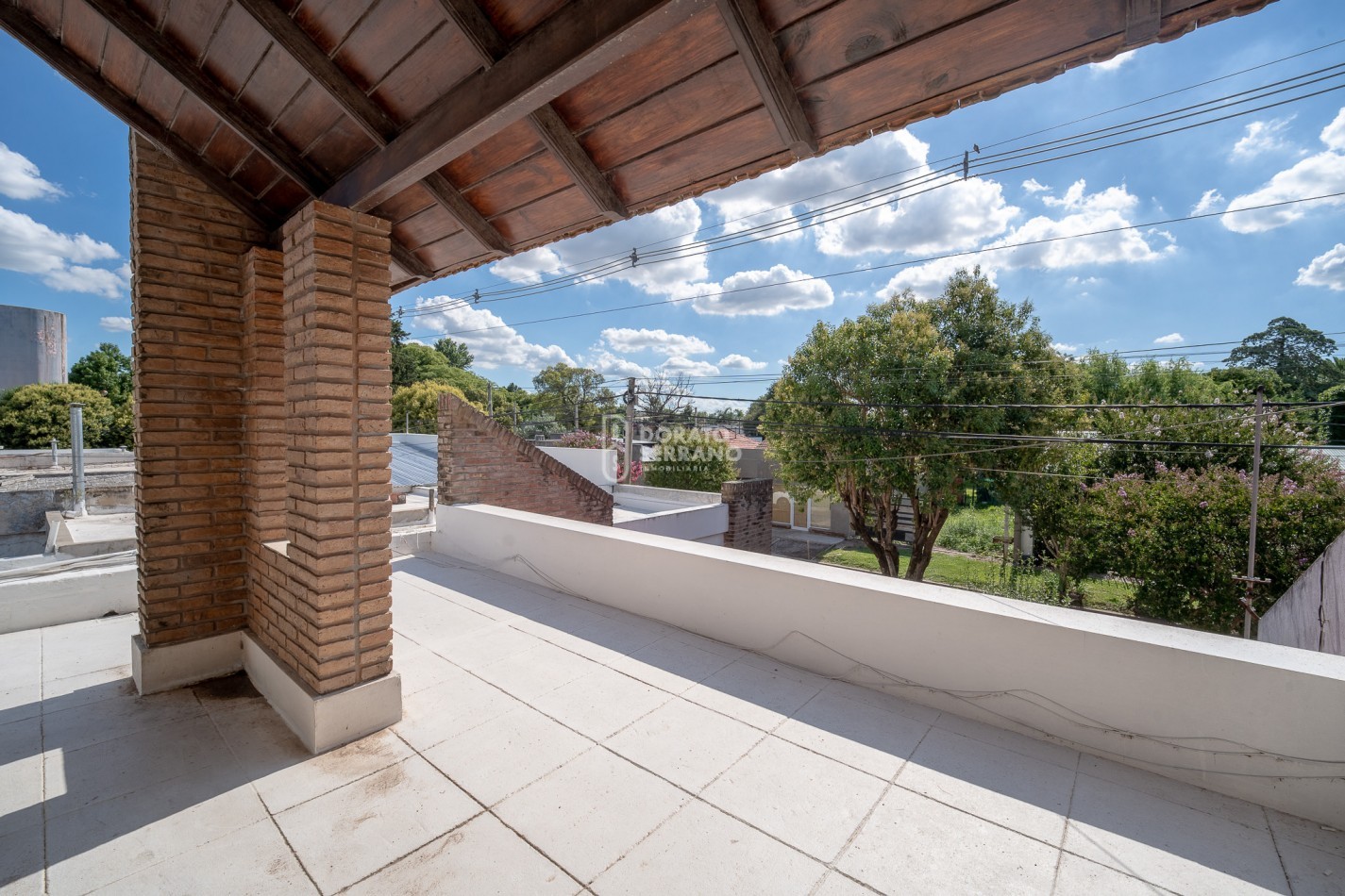 CASA EN BARRIO RESIDENCIAL! LISTA PARA UN NUEVO SUEÑO!