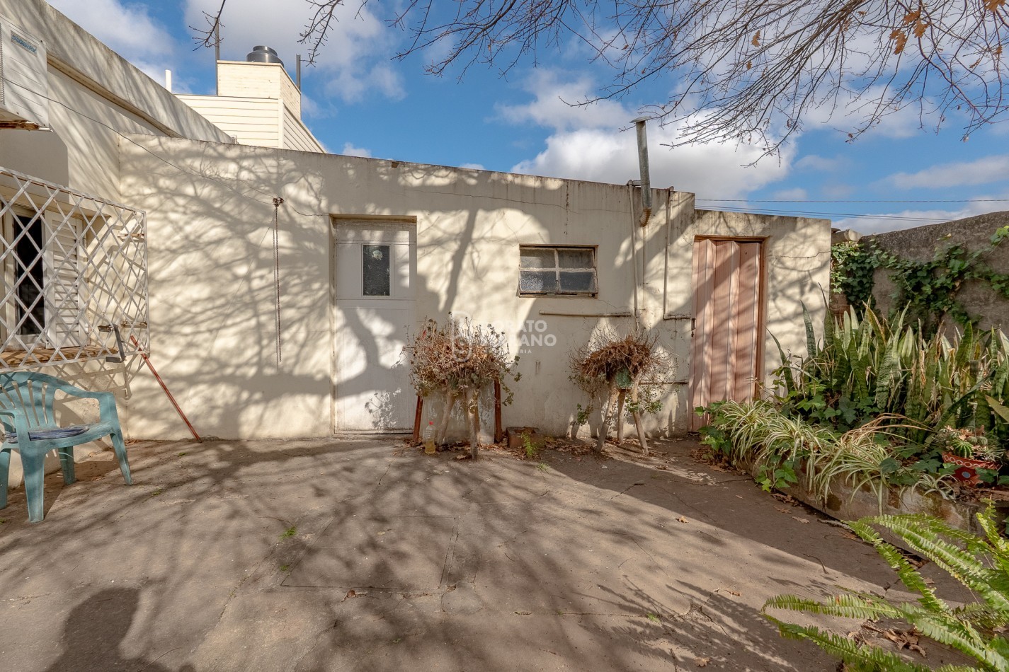 CASA + 750 M2 DE LOTE! Todos los servicios!