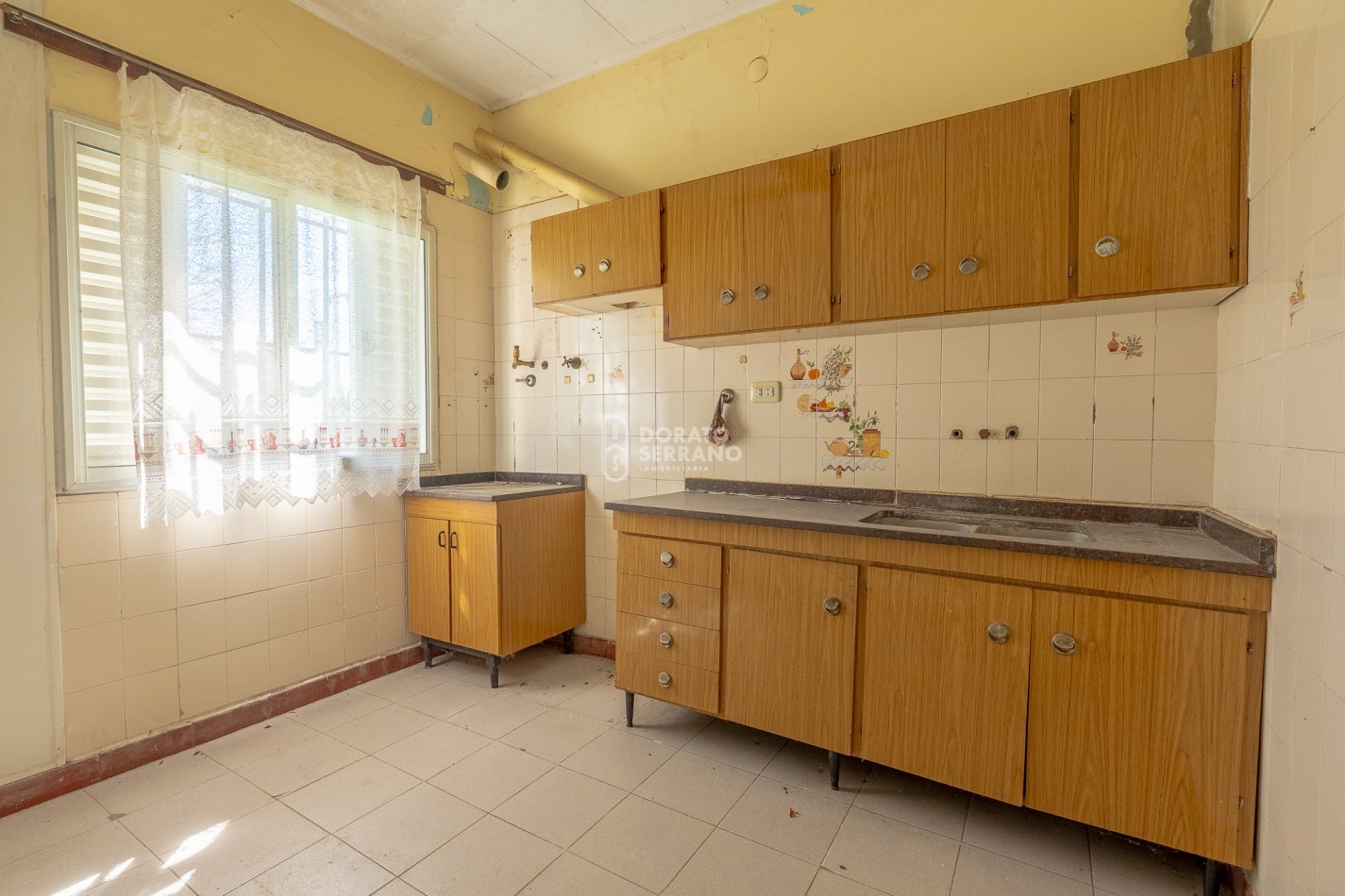 GRAN SUPERFICIE - TODOS LOS SERVICIOS - CASA A RECICLAR!