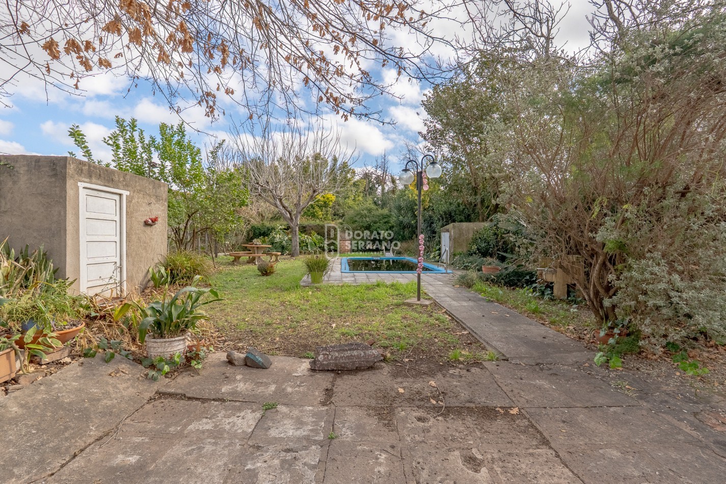 CASA + 750 M2 DE LOTE! Todos los servicios!