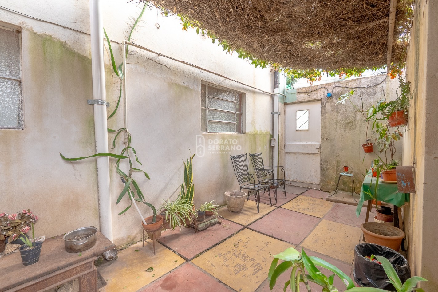 CASA EN ESQUINA & TODOS LOS SERVICIOS.