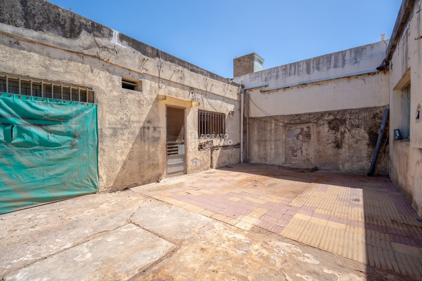 CASA CON LOCAL - PROYECTAR SIN LIMITES! AREA CENTRAL! 