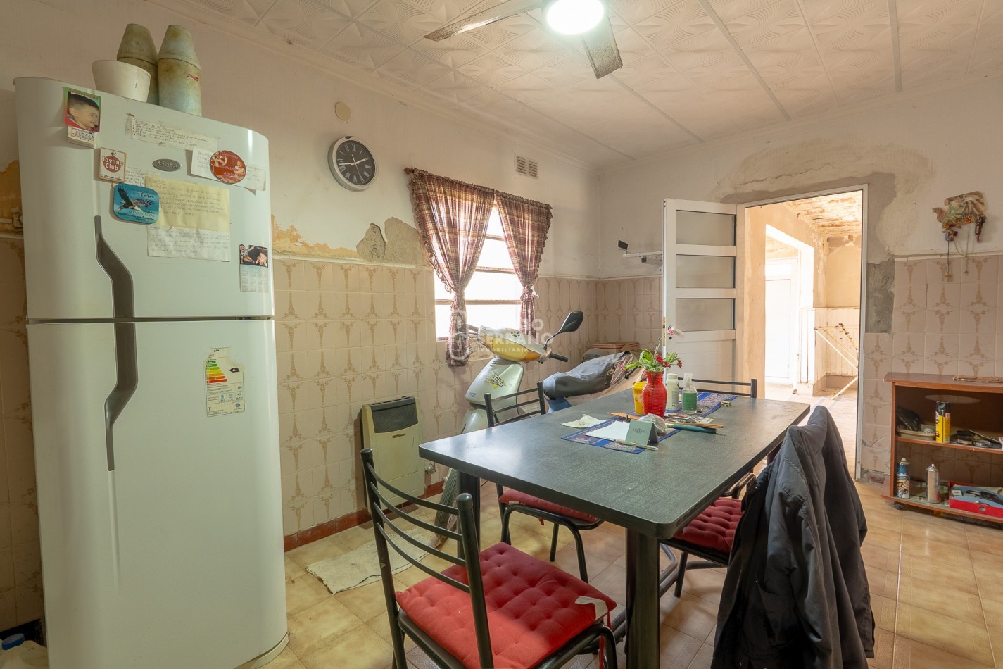 CASA EN ESQUINA! TODOS LOS SERVICIOS!