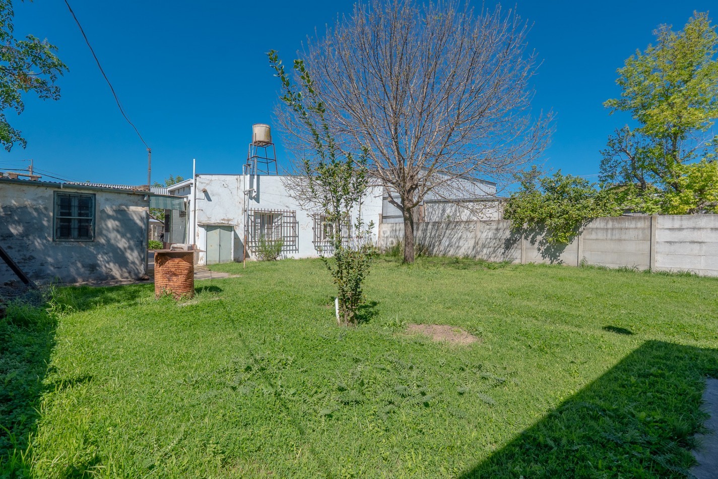 GRAN SUPERFICIE - TODOS LOS SERVICIOS - CASA A RECICLAR!