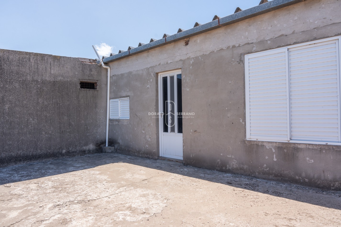 ICONICO SALON COMERCIAL + DEPTOS. A TERMINAR.  