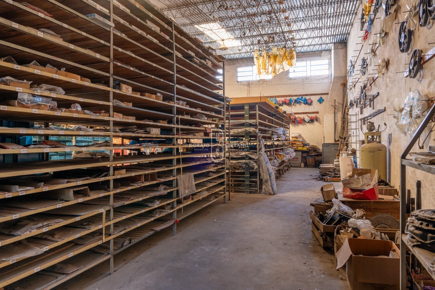 ICONICO SALON COMERCIAL + DEPTOS. A TERMINAR.  