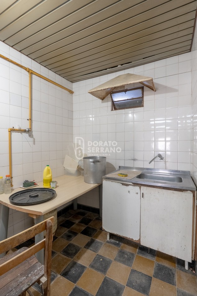 CASA + LOCAL SOBRE AVENIDA! 14 MTS. DE FRENTE!