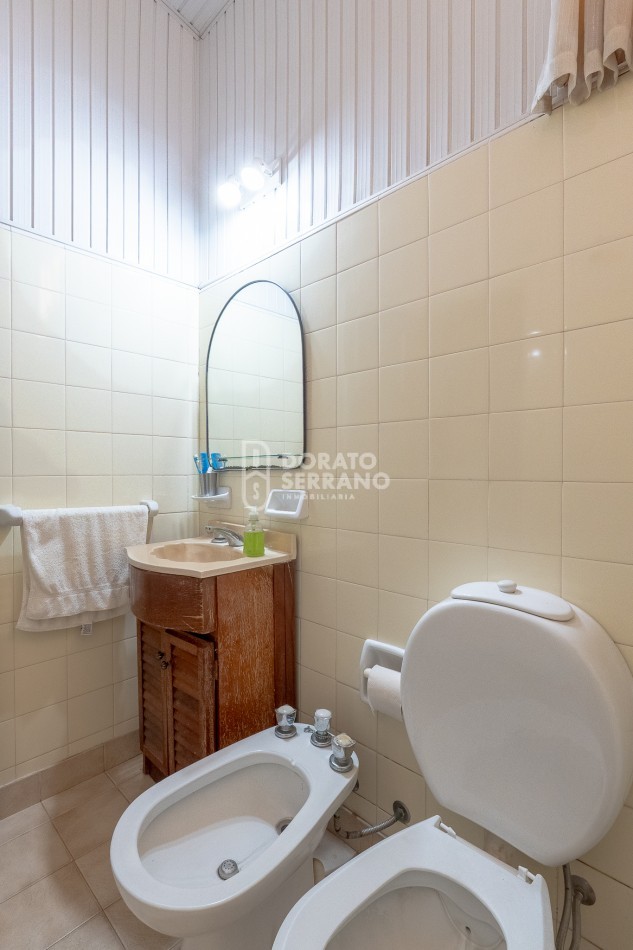 CASA + LOCAL SOBRE AVENIDA! 14 MTS. DE FRENTE!