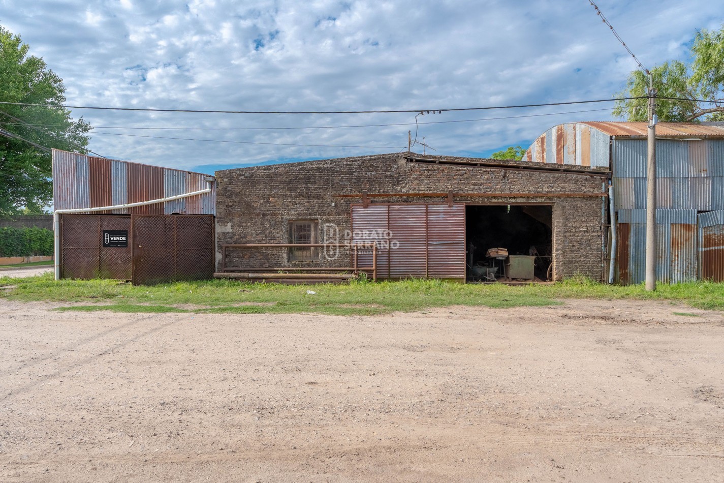 LOTE EN ESQUINA + PLUS: GALPONES DEPOSITO.