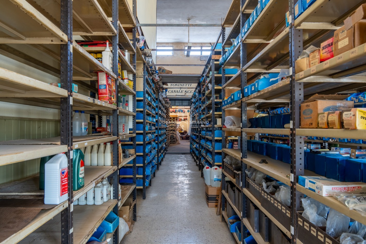 ICONICO SALON COMERCIAL + DEPTOS. A TERMINAR.  