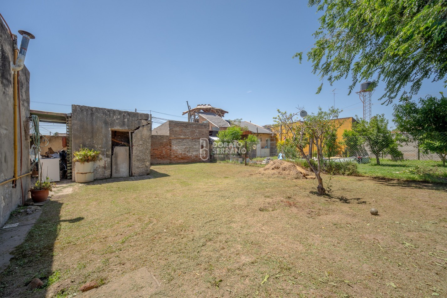 LOTE EN BARRIO FLORIDA! TODOS LOS SERVICIOS - PLUS EDIFICADO A DEMOLER O RECICLAR. 