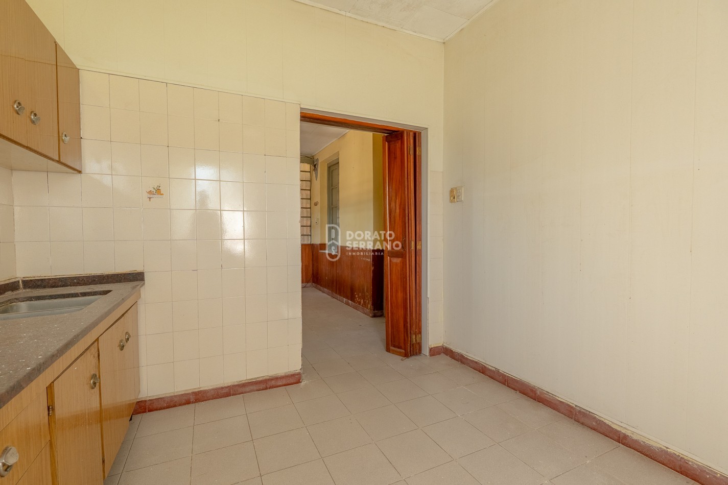 GRAN SUPERFICIE - TODOS LOS SERVICIOS - CASA A RECICLAR!