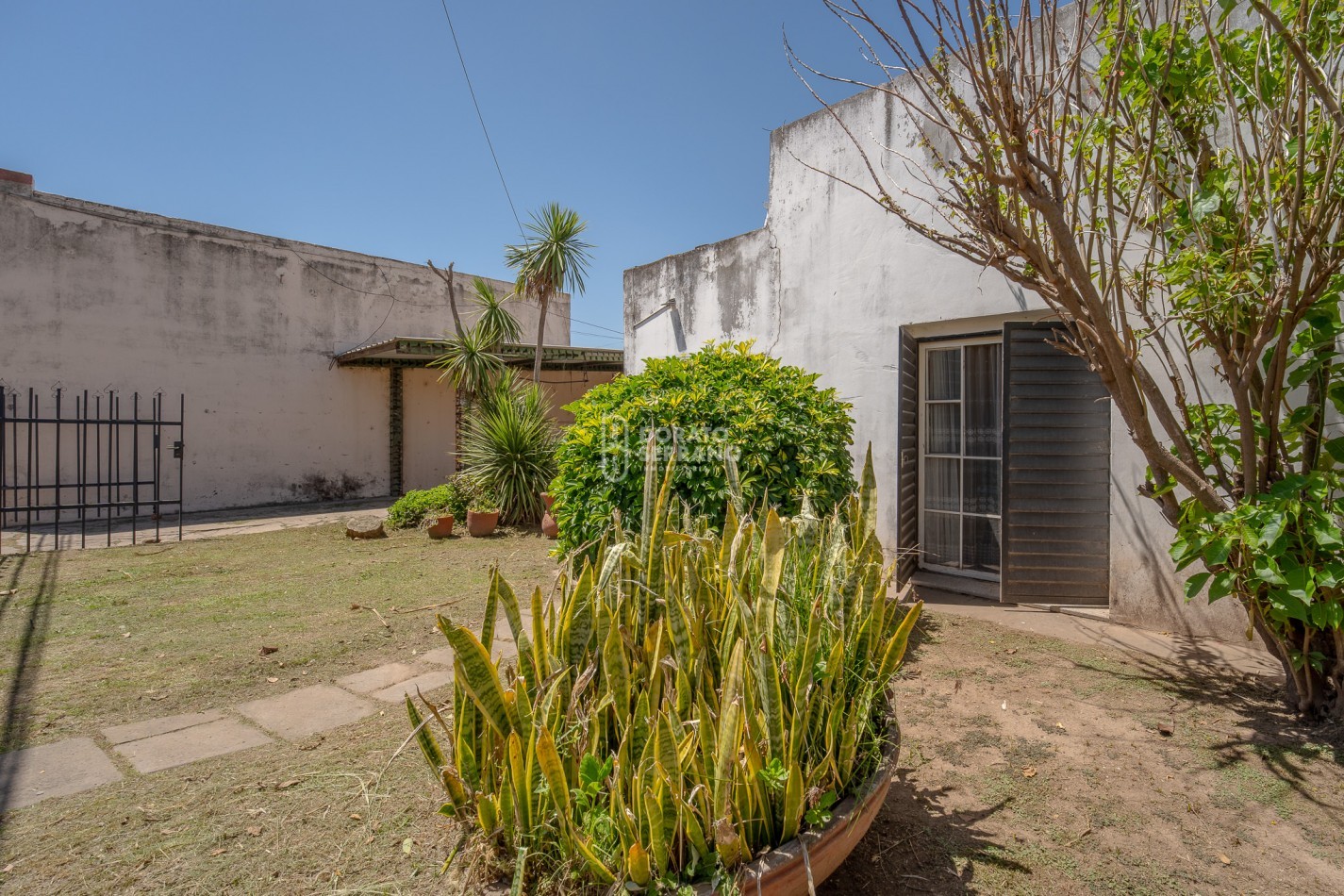 LOTE EN BARRIO FLORIDA! TODOS LOS SERVICIOS - PLUS EDIFICADO A DEMOLER O RECICLAR. 