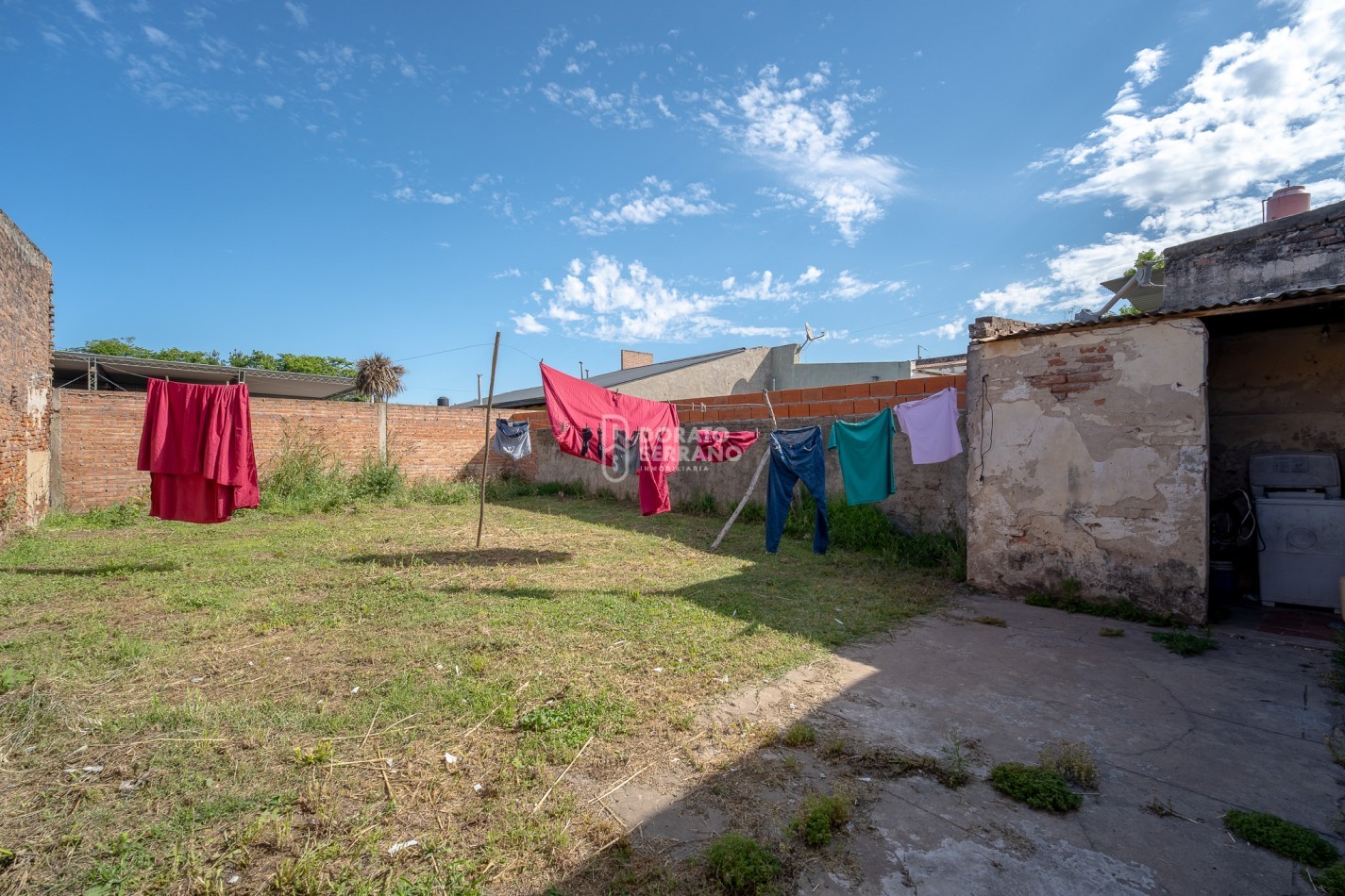 LOTE + PLUS CASA A DEMOLER O RECICLAR - TODOS LOS SERVICIOS EN SECTOR URBANO.