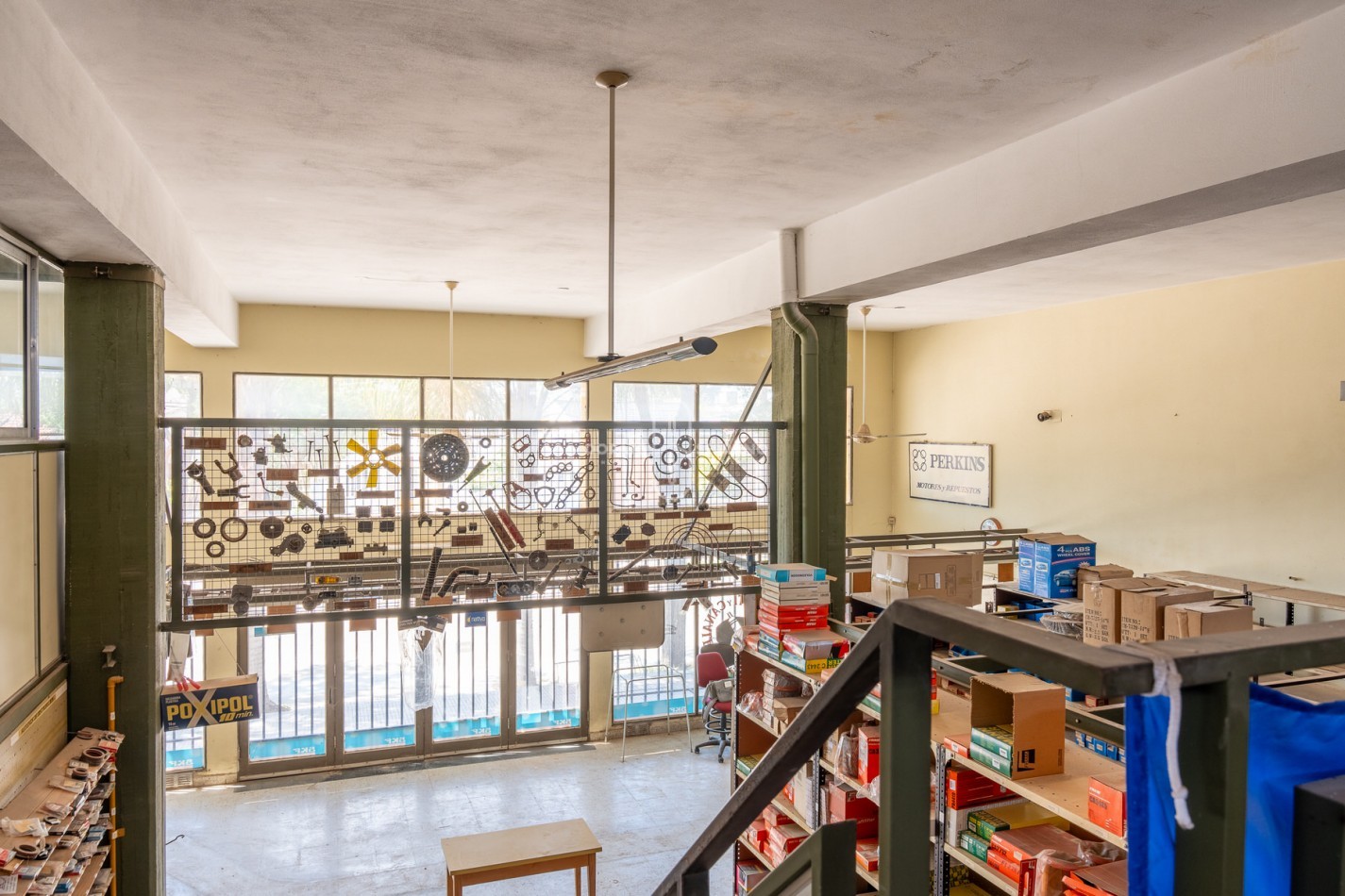 ICONICO SALON COMERCIAL + DEPTOS. A TERMINAR.  