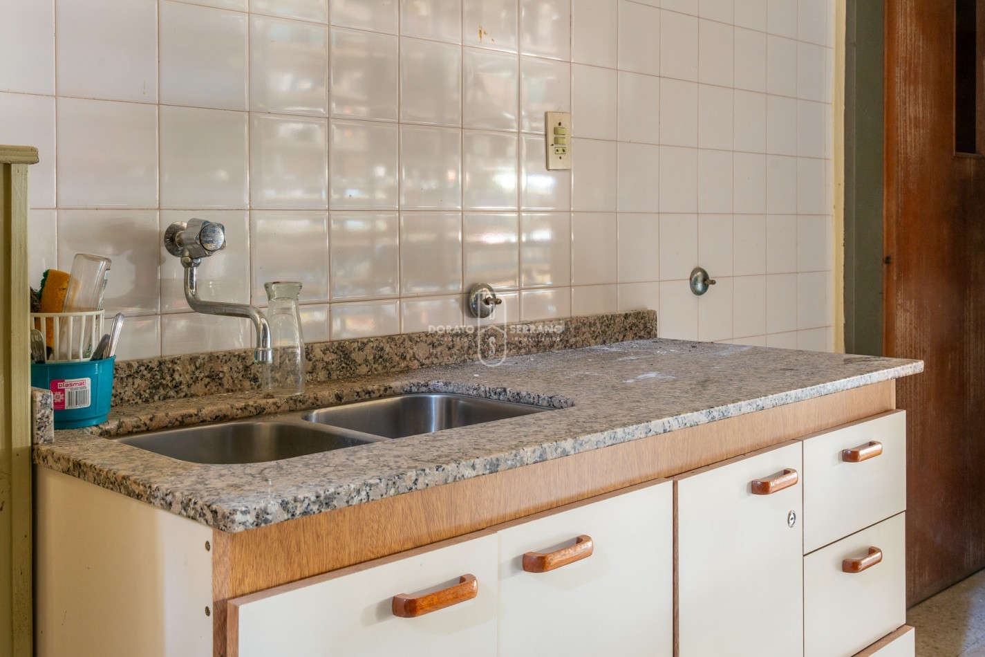 ICONICO SALON COMERCIAL + DEPTOS. A TERMINAR.  