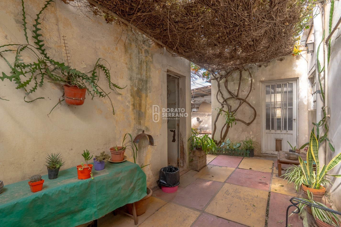 CASA EN ESQUINA & TODOS LOS SERVICIOS.