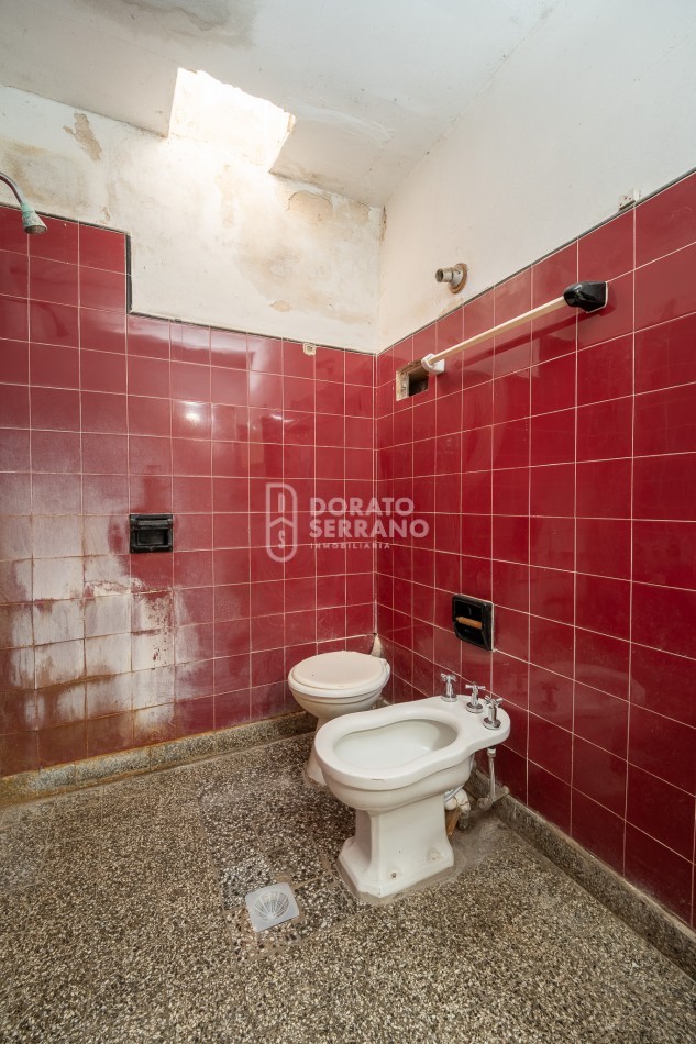 CASA CON LOCAL - PROYECTAR SIN LIMITES! AREA CENTRAL! 