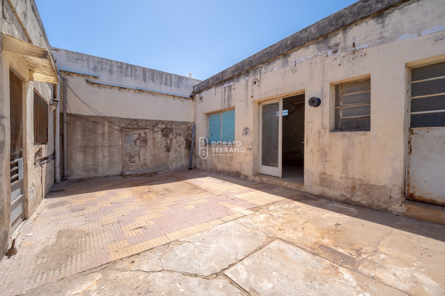 CASA CON LOCAL - PROYECTAR SIN LIMITES! AREA CENTRAL! 