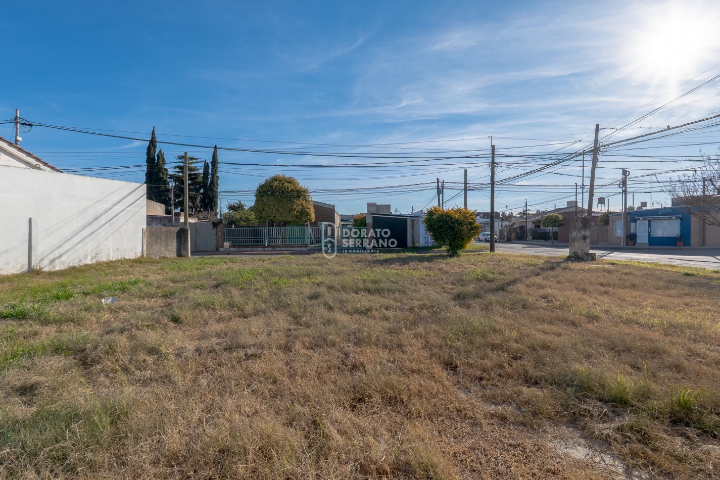 LOTE EN ESQUINA. Todos los servicios!