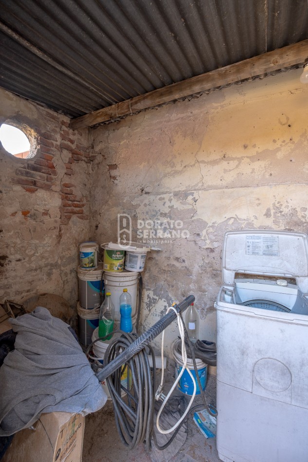 LOTE + PLUS CASA A DEMOLER O RECICLAR - TODOS LOS SERVICIOS EN SECTOR URBANO.