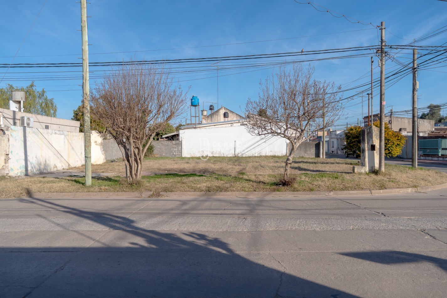 LOTE EN ESQUINA. Todos los servicios!