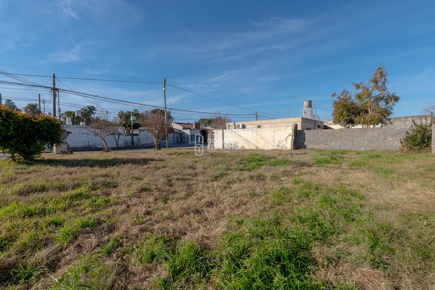 LOTE EN ESQUINA. Todos los servicios!