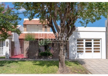 CASA EN BARRIO RESIDENCIAL! LISTA PARA UN NUEVO SUEÑO!