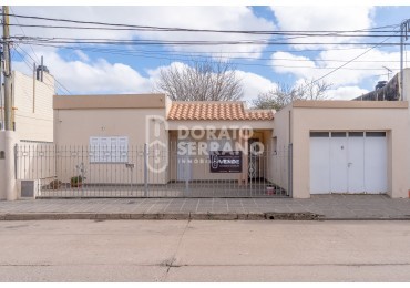 CASA + 750 M2 DE LOTE! Todos los servicios!