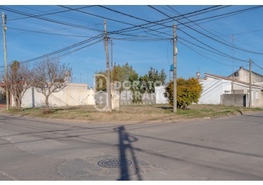 LOTE EN ESQUINA. Todos los servicios!